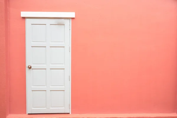 Белая дверь классический винтаж на фоне розового цвета стены — стоковое фото