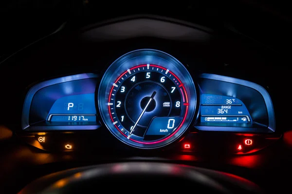 现代汽车仪表盘仪表板或车速表在晚上的时间 — 图库照片