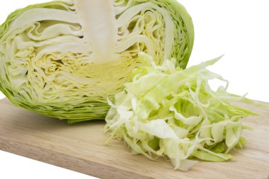 Closeup lahana ve ahşap üzerine kesilmiş lahana izole beyaz arka plan