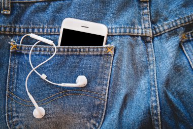 Beyaz smartphone cep Mavi Jeans ile kulaklık.