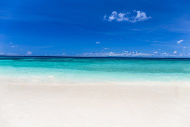 Güzel mavi gökyüzü kavşak satır beyaz berrak deniz kum plaj Tachai Island, Andaman, Tayland