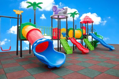 Closeup engelle yaralanmaları bahçede park mavi gökyüzü arka plan üzerinde renkli oyun alanında