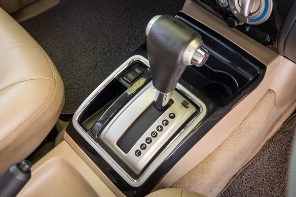 Detalle de primer plano del interior del coche moderno. Transmisión automática coche seleccionar foco — Foto de Stock