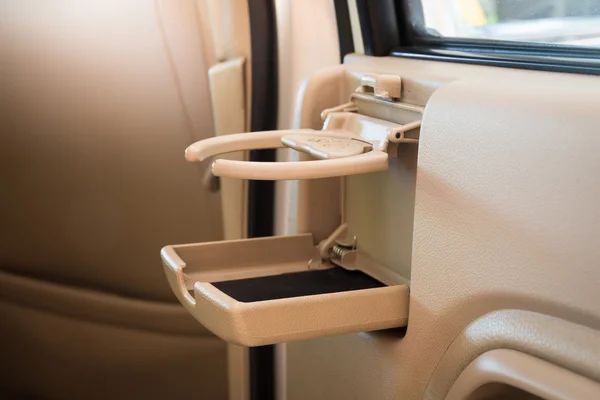 Placez des tasses à café ou à thé ou une bouteille sur la console du véhicule dans un intérieur moderne de voiture de luxe — Photo