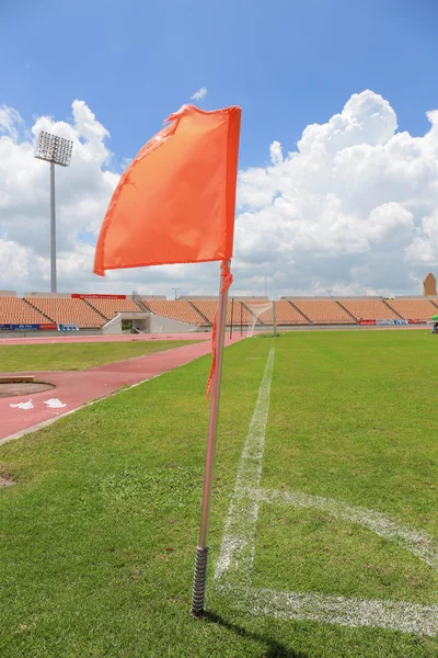 Pomarańczowe flagi w jednym rogu piłki nożnej i piłka nożna pole Stadion — Zdjęcie stockowe