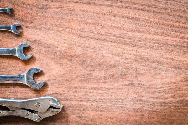 Γαλλικό κλειδί και κλείδωμα πένσα σειρά σε ξύλινο μοτίβο αντίγραφο χώρου φόντο. — Φωτογραφία Αρχείου