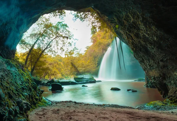 Erstaunliche Höhle im Herbst tiefen Wald mit schönen Wasserfällen Hintergrund am haew suwat Wasserfall im Khao yai Nationalpark, Thailand — Stockfoto
