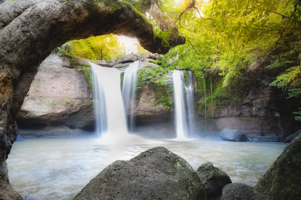 Erstaunlich schöne Wasserfälle im tiefen Wald am Haew Suwat Wasserfall im Khao Yai Nationalpark, Thailand — Stockfoto