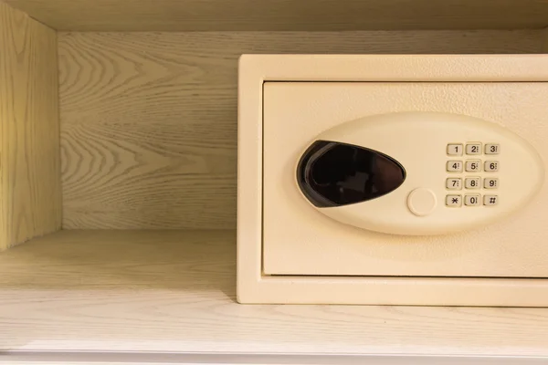 Safe durch Nummer passwortgeschütztes System im Zimmer — Stockfoto