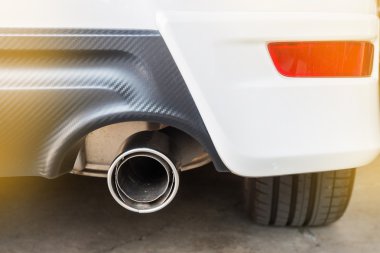 Beyaz güçlü spor araba tampon krom boru