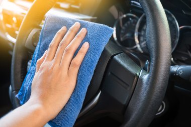 El mikrofiber bez temizleme ile modern arabanın içi.