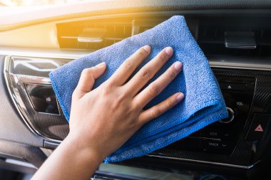 El mikrofiber bez temizleme ile modern arabanın içi.