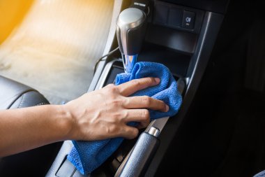 Dokunmatik ekran smartphone ve arabada direksiyon tutan el kullanarak genç kadın sürücü.