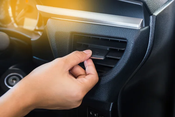 Handbedienung Auto Klimaanlage Gitter Panel auf Konsole — Stockfoto