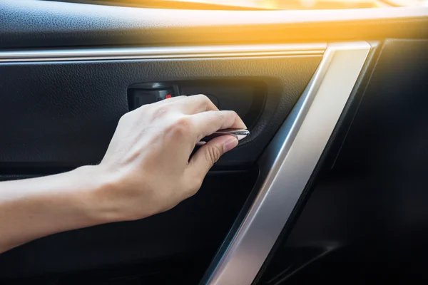 Mulher motorista pressionando botão de bloqueio e destrancar portas no carro . — Fotografia de Stock