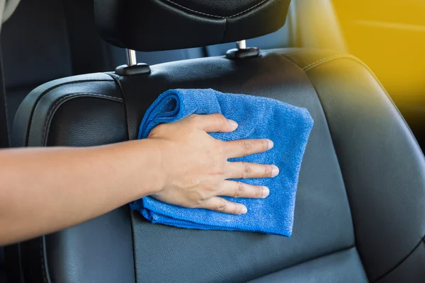 Mano con limpieza de tela de microfibra Interior coche moderno. —  Fotos de Stock