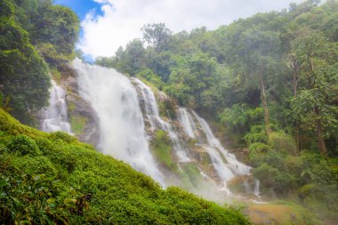 Wachirathan Şelalesi, Doi Inthanon, Chiang Mai, Tayland 'da bulunan büyük bir şelaledir..