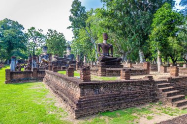 Buda heykelinin tarihi simgesi, Tayland 'daki Kamphaeng Phet Tarihi Parkı' ndaki antik tuğlalardan yapılmıştır..