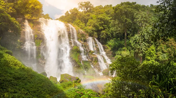 Wachirathan Wasserfall Ist Ein Großer Wasserfall Tiefen Wald Auf Doi — Stockfoto