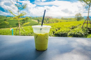 Chui Fong Çiftliği 'nin hammaddesinden yapılmış taze süt yeşil çay içeceği. Tayland' ın Chiang Rai Eyaleti 'nin sesiyle ünlüdür..