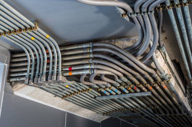 İç kablo boruları, bir sürü semptom, düzenli olarak yerleştirilmiş..