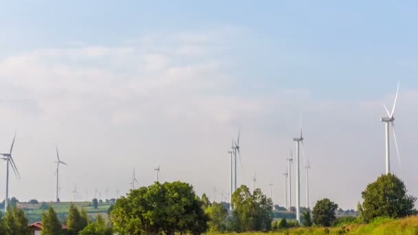 Lapso Tempo Grupo Turbinas Eólicas Girando Sob Céu Azul Bonito — Vídeo de Stock