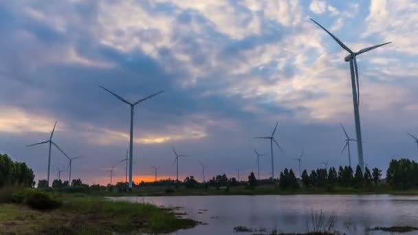 Časový Odstup Skupiny Rotujících Větrných Turbín Pod Krásnou Soumračnou Oblohou — Stock video