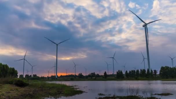 Časový Odstup Skupiny Rotujících Větrných Turbín Pod Krásnou Soumračnou Oblohou — Stock video