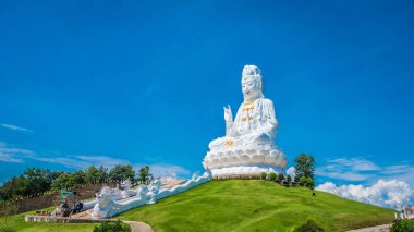 Huay Pla Kung Tapınağı 'ndaki Guanyin Tanrıçasının büyük heykeli, Chiang Rai, Tayland