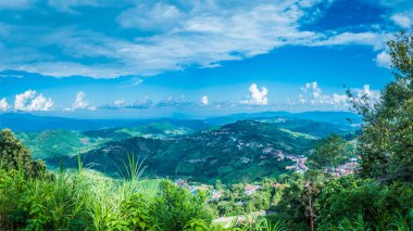 Doi Mae Salong Mom, Tayland 'ın Chiang Rai şehrinde birçok tepe kabilesinin yaşadığı ve çalıştığı bir yer..