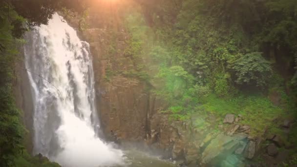 Haew Narok Wasserfall Ist Ein Großer Wasserfall Einem Tiefen Wald — Stockvideo