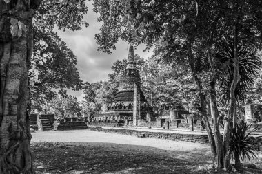 Tayland 'daki Kamphaeng Phet Tarih Parkı' ndaki eski tuğlalardan yapılmış eski bir çadırı simgesi. Siyah ve beyaz