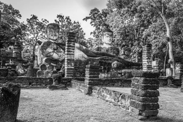 Ориентир Изображения Будды Сделан Древних Кирпичей Историческом Парке Кампхенг Пхет — стоковое фото
