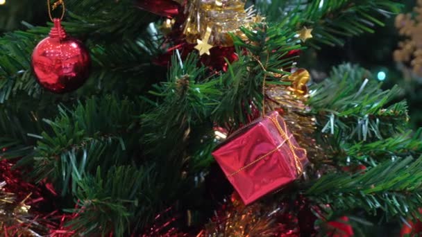 Cajas Regalo Bolas Adornan Árbol Navidad Durante Temporada Festiva — Vídeo de stock