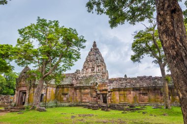 Prasat Hin Phanom Rung, büyük, Tayland 'ın Buriram kentindeki antik Khmer döneminde inşa edilen ormanın ortasındaki yüksek bir dağda yer alıyor..