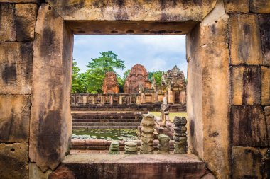 Mueang Tam Taş Sığınağı, Tayland 'ın Buriram şehrinde antik Khmer döneminde inşa edilmiş bir kaledir..