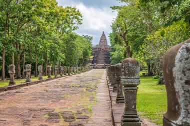 Prasat Hin Phanom Rung, büyük, Tayland 'ın Buriram kentindeki antik Khmer döneminde inşa edilen ormanın ortasındaki yüksek bir dağda yer alıyor..