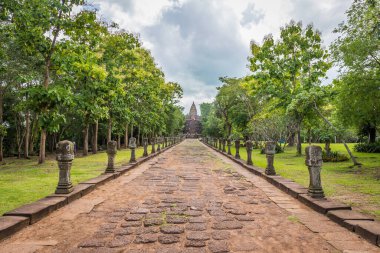 Prasat Hin Phanom Rung, büyük, Tayland 'ın Buriram kentindeki antik Khmer döneminde inşa edilen ormanın ortasındaki yüksek bir dağda yer alıyor..