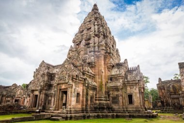 Prasat Hin Phanom Rung, büyük, Tayland 'ın Buriram kentindeki antik Khmer döneminde inşa edilen ormanın ortasındaki yüksek bir dağda yer alıyor..