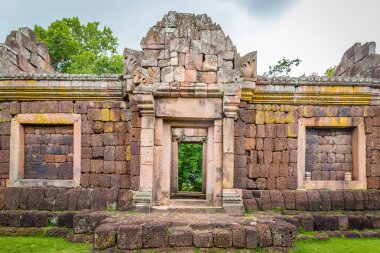 Prasat Hin Phanom Rung 'daki ayin yeri, büyük, Tayland' ın Buriram kentindeki antik Khmer döneminde derin bir ormanın ortasında yüksek bir dağda kurulmuş..