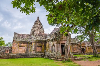 Prasat Hin Phanom Rung, büyük, Tayland 'ın Buriram kentindeki antik Khmer döneminde inşa edilen ormanın ortasındaki yüksek bir dağda yer alıyor..