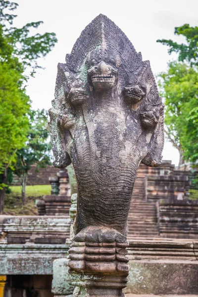 位于泰国布列姆的Prasat Hin Phanom Rung的蛇雕塑 座落在高山峻岭之上 位于高棉人时期建造的深林中央 — 图库照片