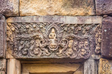 Prasat Hin Phanom Rung 'daki antik heykelcikler, büyük, Tayland' ın Buriram kentindeki antik Khmer döneminde derin bir ormanın ortasında yüksek bir dağda yer alıyor..