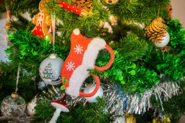 Noel ağacı toplarla süslenmiş ve festivalin kutlanması için kardan adamlarla dolu hediye kutuları. Boşluk arkaplanı kopyala