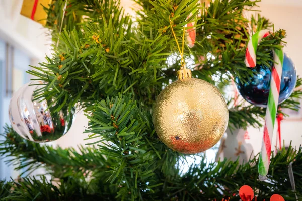 圣诞树上装饰着球和装有雪人的礼品盒来庆祝这个节日 复制空间背景 — 图库照片