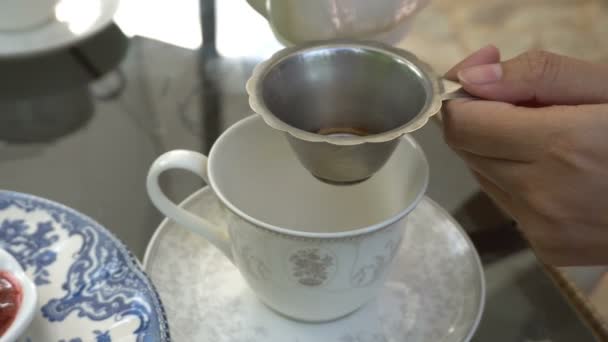 Kobieca Ręka Nalewa Herbatę Klasycznym Vintage Cup — Wideo stockowe