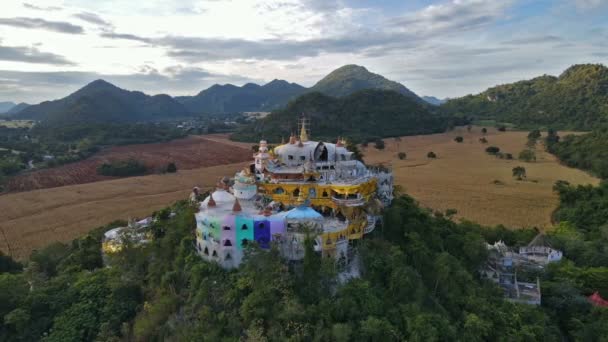 Καταπληκτικός Ναός Στο Βουνό Στο Wat Simalai Songtham Ηλιοβασίλεμα Στο — Αρχείο Βίντεο
