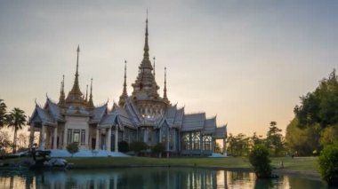 Gün batımında Amphoe Sikhiu, Tayland 'daki Wat Non Kum' daki Nakhon Rashchasima Tapınağı 'nın 4K tarihi geçişi