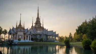 Gün batımında Amphoe Sikhiu, Tayland 'daki Wat Non Kum' daki Nakhon Rashchasima Tapınağı 'nın 4K tarihi geçişi