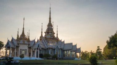 Gün batımında Amphoe Sikhiu, Tayland 'daki Wat Non Kum' daki Nakhon Rashchasima Tapınağı 'nın 4K tarihi geçişi